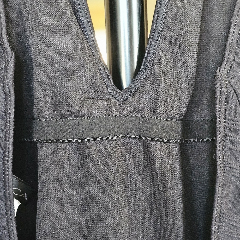 La Blanca Black Textured One Piece Swimsuit - Picture 5 of 6